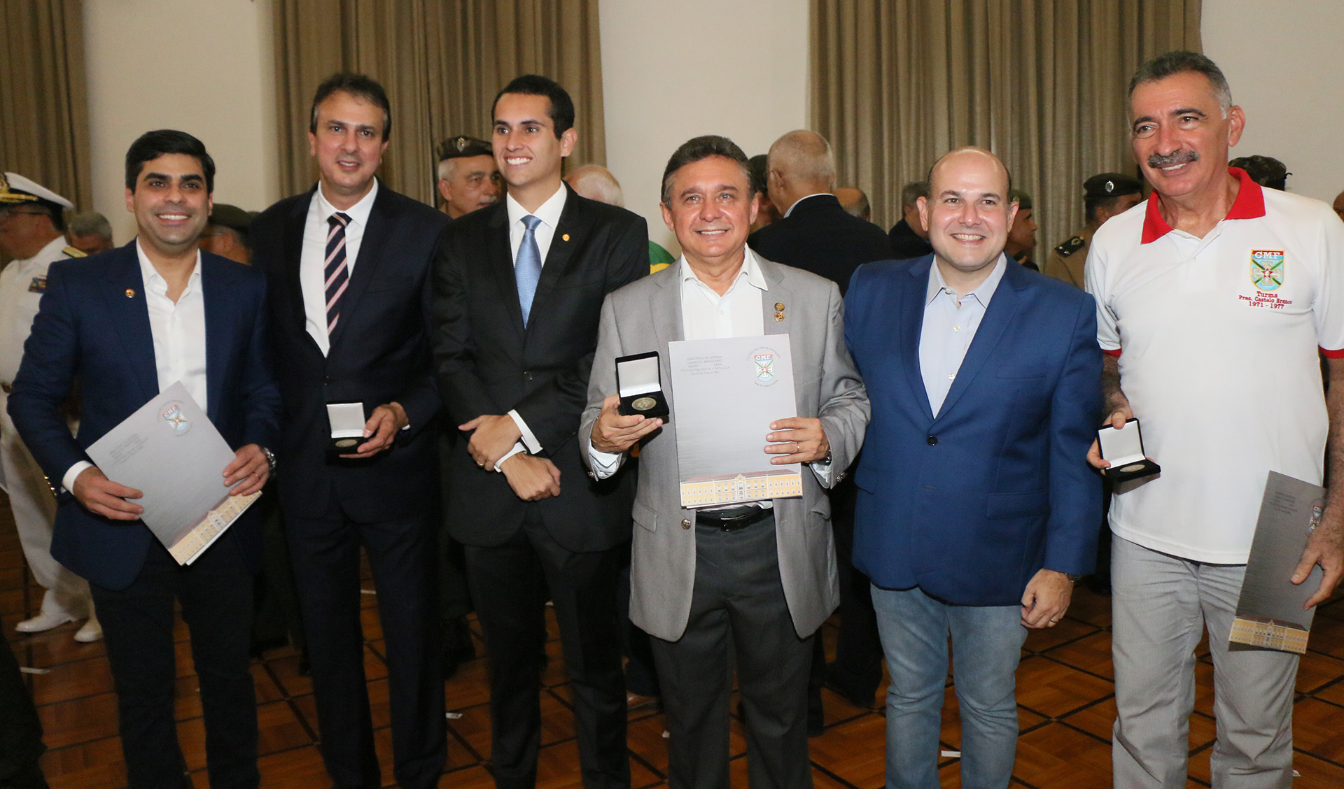 várias pessoas posam para a foto